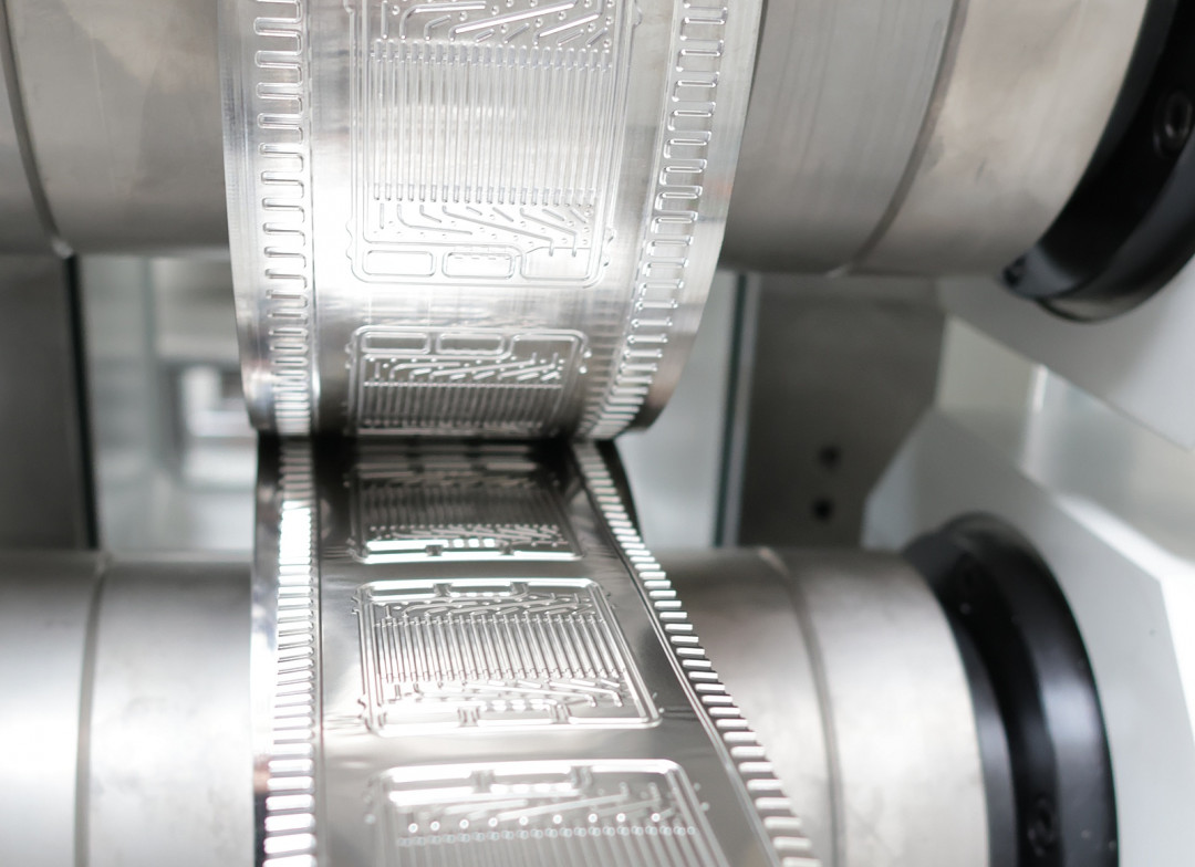 Mikrostrukturierte Halbzeuge, gefertigt auf der BPPflexROLL am Fraunhofer IWU - Photo: Fraunhofer IWU