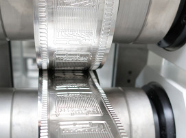 Mikrostrukturierte Halbzeuge, gefertigt auf der BPPflexROLL am Fraunhofer IWU