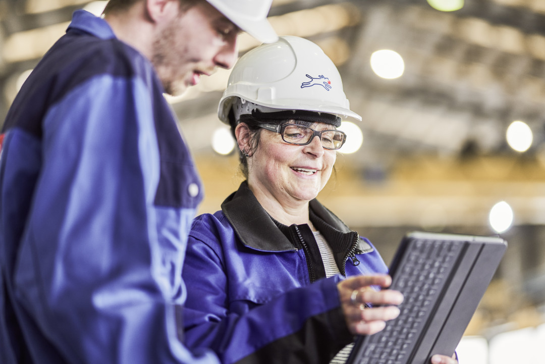 Mitarbeiter und Mitarbeiterin bei Klöckner & Co SE - Bild: Klöckner & Co SE