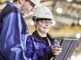 Mitarbeiter und Mitarbeiterin bei Klöckner & Co SE