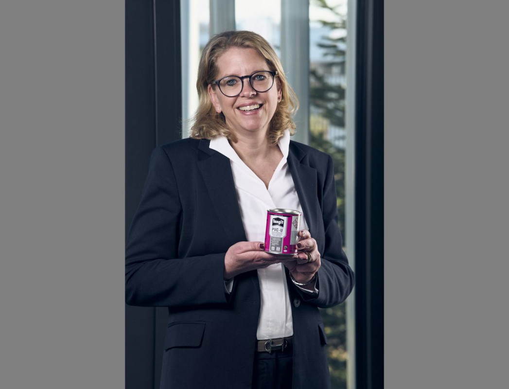 : Clarissa Odewald (CEO von thyssenkrupp Rasselstein) mit der neuen Weißblechdose aus bluemint® Steel - Photo: tyhyssenkrupp