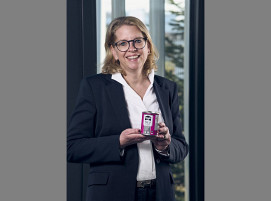 : Clarissa Odewald (CEO von thyssenkrupp Rasselstein) mit der neuen Weißblechdose aus bluemint® Steel