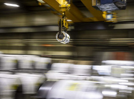 Kaltgewalztes Edelstahlband im SSAB-Werk in Borlänge, Schweden