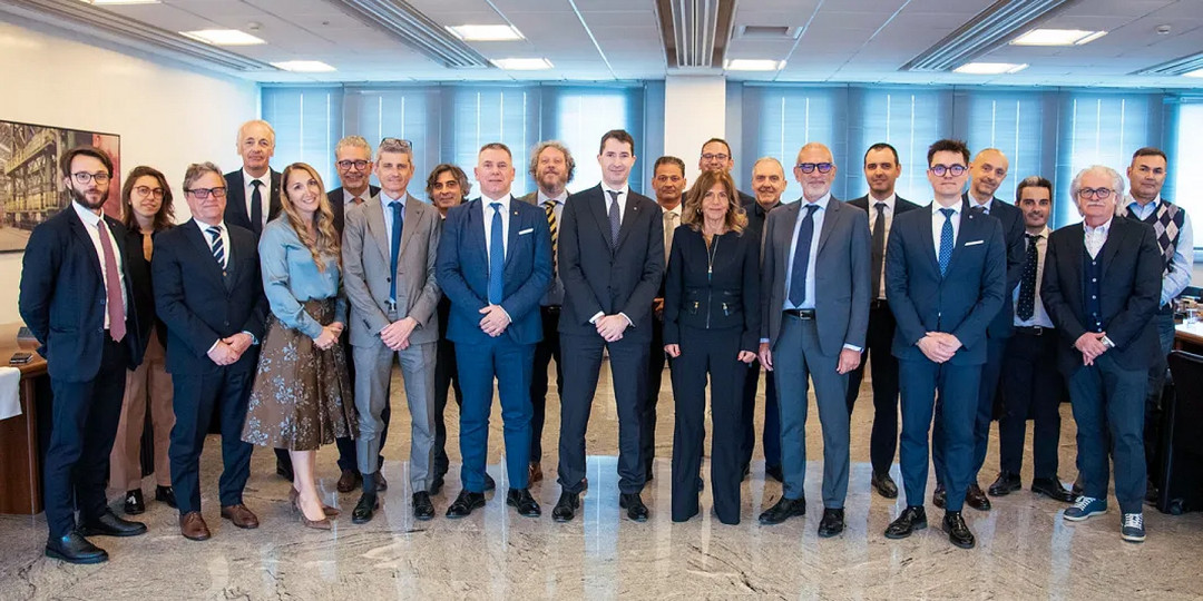 Giacomo Mareschi Danieli neben Emma und Antonio Marcegaglia, umgeben von Vertreter der beiden Unternehmen - Photo:  Danieli & C. Officine Meccaniche SpA