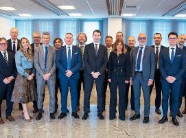 Giacomo Mareschi Danieli neben Emma und Antonio Marcegaglia, umgeben von Vertreter der beiden Unternehmen