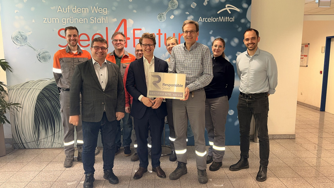 Das Hamburger ArcelorMittal-Team mit CEO Thoralf Winkel und Joe Woodruff von ResponsibleSteel™ - Photo: ArcelorMittal
