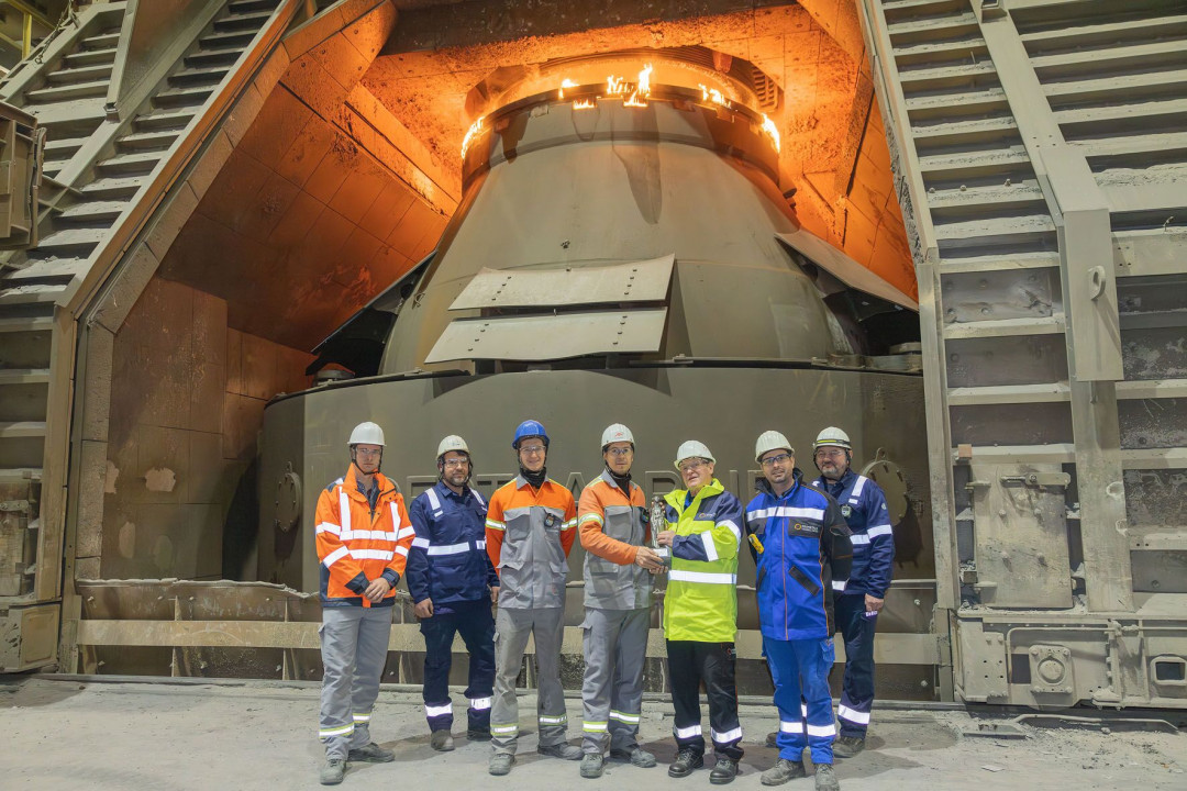 ArcelorMittal Eisenhüttenstadt (AMEH) und Primetals Technologies haben erfolgreich ein neues Aufhängesystem für den LD-Converter (BOF) Nr. 2 installiert. - Photo: Primetals Technologies