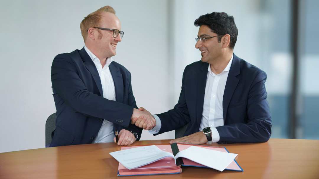 Handschlag auf die zukünftige Kooperation: Dr. Dennis Stindt, Präsident Saarstahl Ascoval, und Amit Bedi, CEO Mannesmann Precision Tubes. ©Mannesmann - Photo:  ©Mannesmann