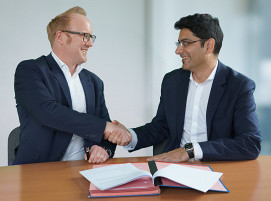 Handschlag auf die zukünftige Kooperation: Dr. Dennis Stindt, Präsident Saarstahl Ascoval, und Amit Bedi, CEO Mannesmann Precision Tubes. ©Mannesmann