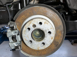 Starker Rostansatz und mit Riefen: Grauguss-Bremsscheibe, die eine Hauptuntersuchung (»TÜV«) nicht mehr bestehen würde. Ein sicherer Weiterbetrieb des Fahrzeugs ist bei einem solchen Tragbild der Bremsscheibe nicht mehr möglich.