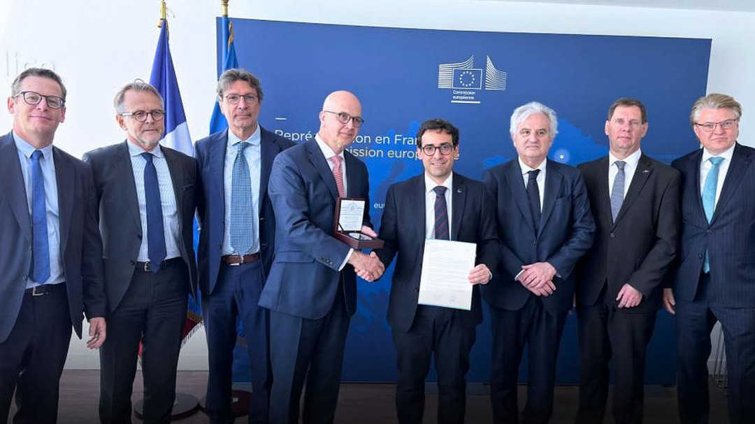 EUROFER-Präsident Henrik Adam (l.) mit Stéphane Séjourné, Exekutiv-Vizepräsidenten der Europäischen Kommission und weiteren Repräsentanten der europäischen Stahlindustrie beim Treffen in Paris - Photo: Eurofer