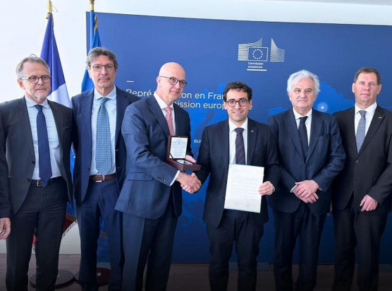 EUROFER-Präsident Henrik Adam (l.) mit Stéphane Séjourné, Exekutiv-Vizepräsidenten der Europäischen Kommission und weiteren Repräsentanten der europäischen Stahlindustrie beim Treffen in Paris
