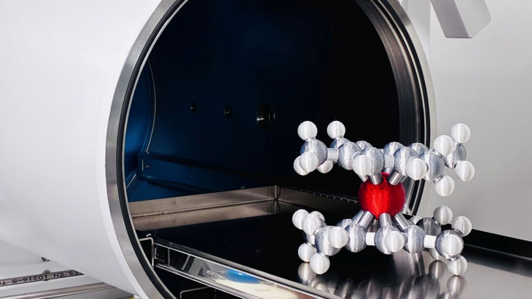 Molekülmodell der stabilen Eisen(I)-Verbindung, die Forschende am KIT als Ausgangspunkt für neue Katalysatoren entwickelt haben. - Photo: Oliver Townrow, KIT