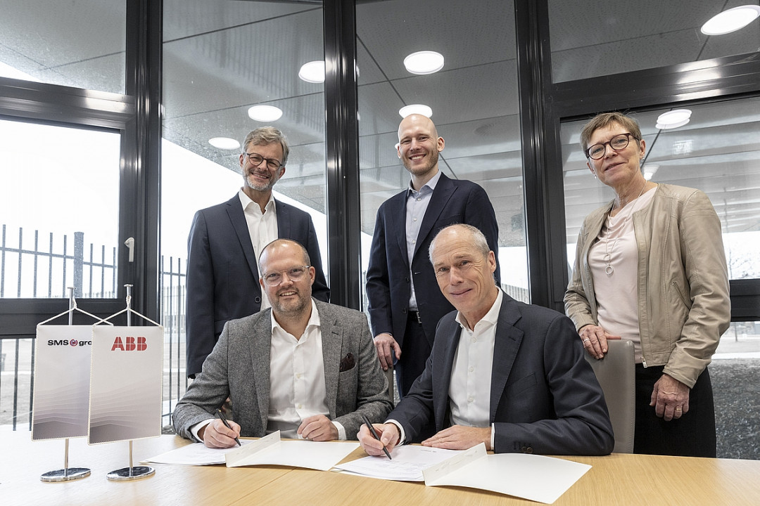 Von links nach rechts: Vorne: Ola Norén, Head of Metallurgy, ABB; Dr. Jochen Wans, VP of Casting Flat, SMS group. Hinten: Lothar Fischer, Casting Flat, SMS group; Carl Almeby, Sales Manager for northern & western Europe for ABB Metallurgy; Eva Wadman, Industrial Automation Measurement & Analytics Västerås, Sweden. - Photo: SMS group