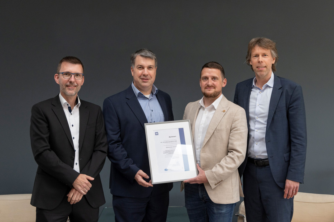 Offizielle Übergabe der Zertifikatsurkunde am 21. April 2026. Von links nach rechts: Stephan Drautz, Leiter SHS IT & Digitalisierung, Daniel Kastner, Leiter Informationssicherheit und Informationssicherheitsbeauftragter der SHS-Gruppe, Thomas Welsch, TÜV Saarland, und CFO Jonathan Weber - Photo: Katja Becker, SHS - Stahl-Holding-Saar
