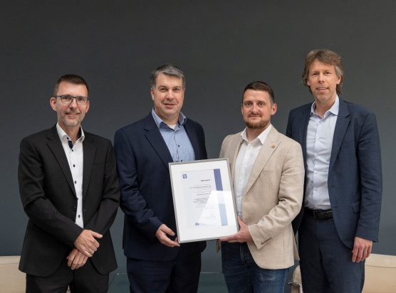 Offizielle Übergabe der Zertifikatsurkunde am 21. April 2026. Von links nach rechts: Stephan Drautz, Leiter SHS IT & Digitalisierung, Daniel Kastner, Leiter Informationssicherheit und Informationssicherheitsbeauftragter der SHS-Gruppe, Thomas Welsch, TÜV Saarland, und CFO Jonathan Weber