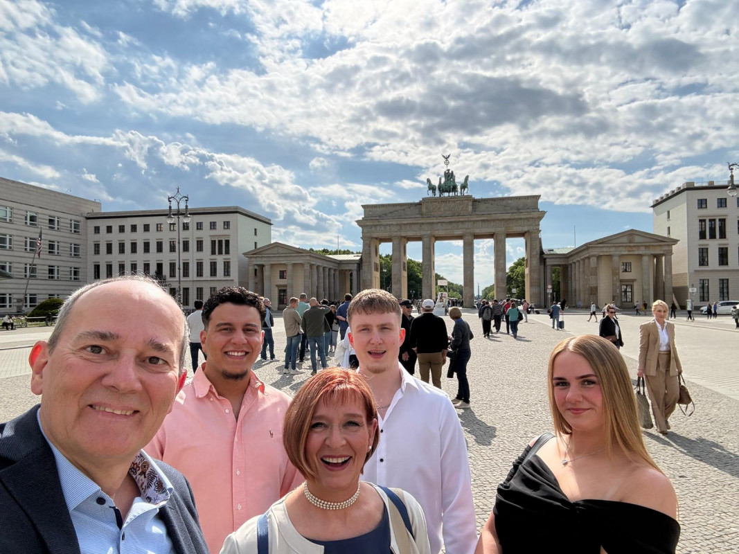 : Geschäftsführer Klaus Bökels und das Team Ausbildung der BIBUS METALS GmbH in Berlin auf dem Weg zur Preisverleihung des DIHK Bildungspreises. - Photo: Bibus Metals GmbH