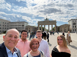 : Geschäftsführer Klaus Bökels und das Team Ausbildung der BIBUS METALS GmbH in Berlin auf dem Weg zur Preisverleihung des DIHK Bildungspreises.