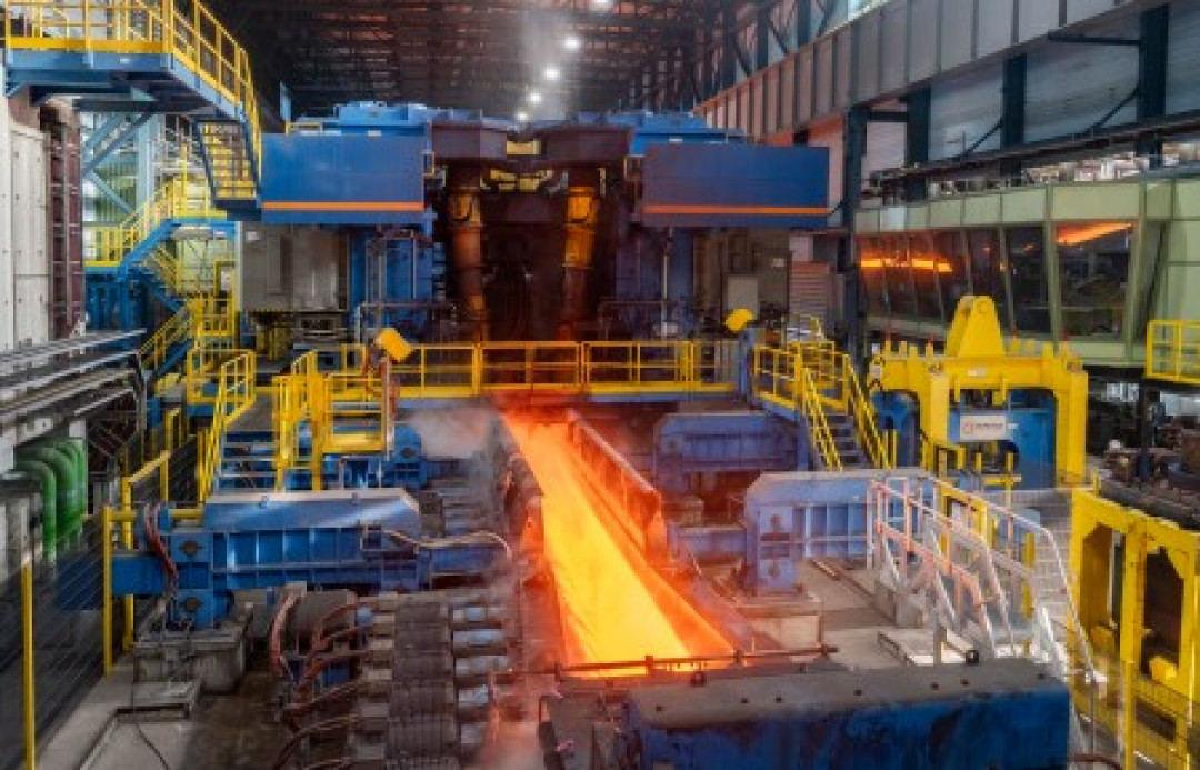 Blick auf die Walzgerüste im Warmbandwerk 4 in Duisburg: Nach umfangreichen Instandsetzungsarbeiten hat thyssenkrupp Steel den Probebetrieb der Anlage wieder aufgenommen. Das Werk ist auf die Produktion warmgewalzter Flachstahlerzeugnisse in unterschiedlichen Güten und Abmessungen ausgelegt. - Photo: thyssenkrupp Steel Europe AG