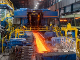 Blick auf die Walzgerüste im Warmbandwerk 4 in Duisburg: Nach umfangreichen Instandsetzungsarbeiten hat thyssenkrupp Steel den Probebetrieb der Anlage wieder aufgenommen. Das Werk ist auf die Produktion warmgewalzter Flachstahlerzeugnisse in unterschiedlichen Güten und Abmessungen ausgelegt.