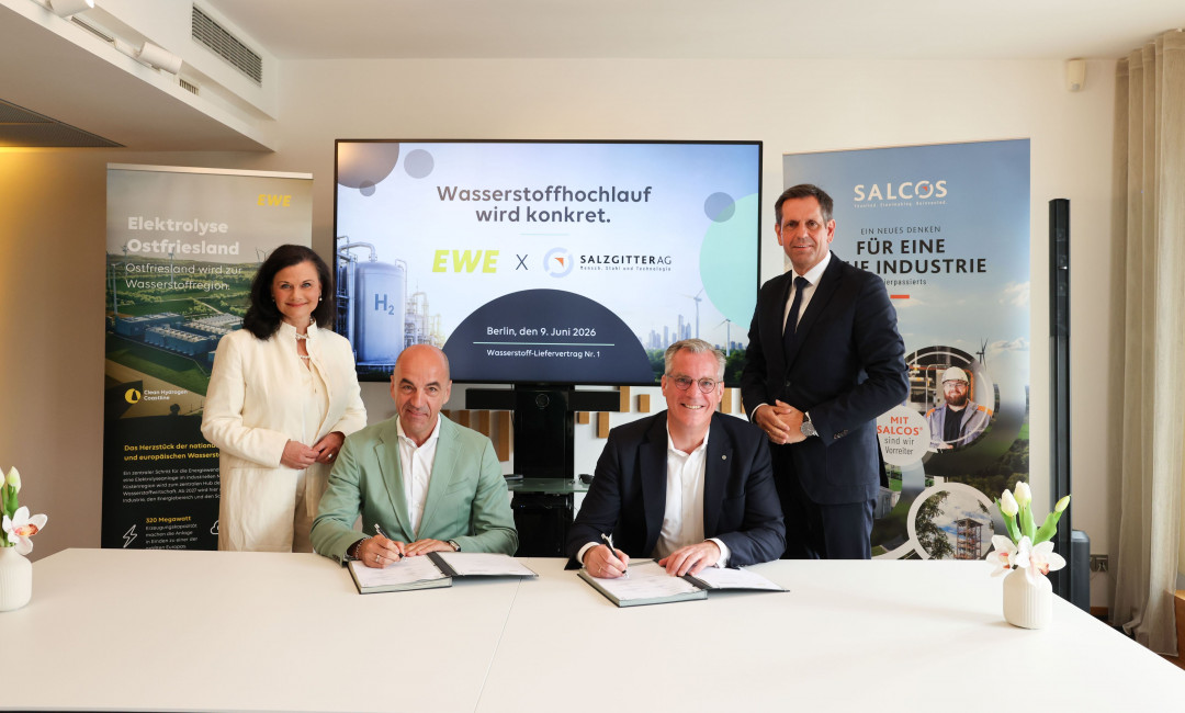 Industrie und Politik setzen gemeinsames Signal für den Wasserstoffhochlauf (v.l.n.r.): Gitta Connemann (Parlamentarische Staatssekretärin im BMWE), Stefan Dohler (CEO EWE AG), Gunnar Groebler (CEO Salzgitter AG) und Niedersachsens Ministerpräsident Olaf Lies bei der offiziellen Vertragsunterzeichnung für die langfristige Lieferung von grünem Wasserstoff in Berlin - Photo: © Gerd Markert Fotografie