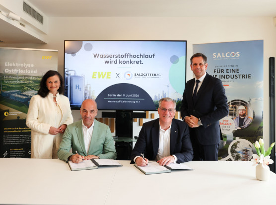 Industrie und Politik setzen gemeinsames Signal für den Wasserstoffhochlauf (v.l.n.r.): Gitta Connemann (Parlamentarische Staatssekretärin im BMWE), Stefan Dohler (CEO EWE AG), Gunnar Groebler (CEO Salzgitter AG) und Niedersachsens Ministerpräsident Olaf Lies bei der offiziellen Vertragsunterzeichnung für die langfristige Lieferung von grünem Wasserstoff in Berlin