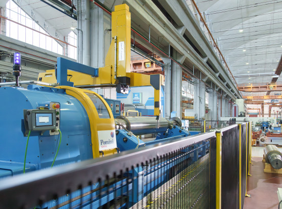 Walzenschleifmaschine von Pomini Tenova, ausgestattet mit modernster CNC- und Automatisierungstechnologie von Siemens auf Basis von Sinumerik One