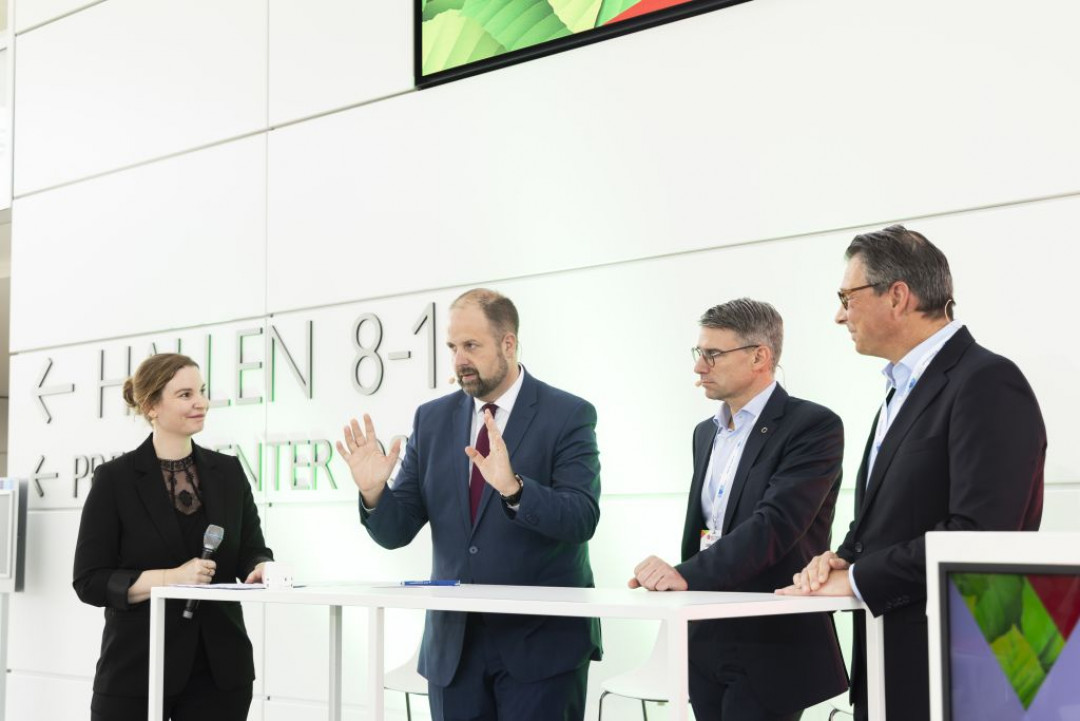 HÜTTENTAG 2025_Moderatotin Nadine Pungs im Gespräch mit den Keynote-Speakern Thomas Schauf, Stefan Erdmann und Till Schreiter (v.l.n.r.) - Photo: DVS Media GmbH