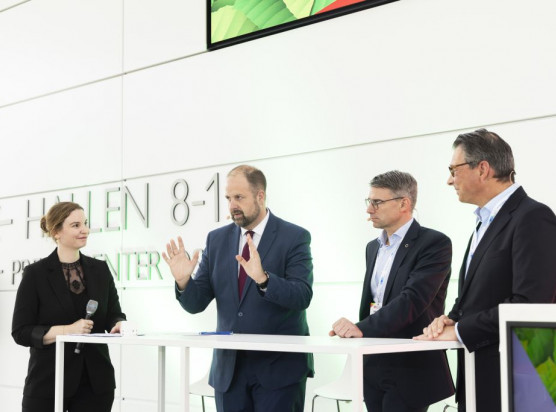 HÜTTENTAG 2025_Moderatotin Nadine Pungs im Gespräch mit den Keynote-Speakern Thomas Schauf, Stefan Erdmann und Till Schreiter (v.l.n.r.)