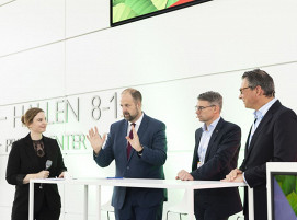 HÜTTENTAG 2025_Moderatotin Nadine Pungs im Gespräch mit den Keynote-Speakern Thomas Schauf, Stefan Erdmann und Till Schreiter (v.l.n.r.)