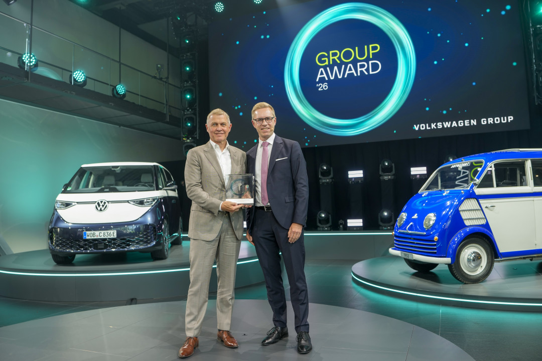 Ralf Göttel (l.), CEO BENTELER Gruppe, nimmt den Volkswagen Group Award von Kai Grünitz (r.), Mitglied des Markenvorstands Volkswagen, Geschäftsbereich Technische Entwicklung, entgegen. - Photo: Volkswagen AG