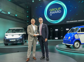 Ralf Göttel (l.), CEO BENTELER Gruppe, nimmt den Volkswagen Group Award von Kai Grünitz (r.), Mitglied des Markenvorstands Volkswagen, Geschäftsbereich Technische Entwicklung, entgegen.