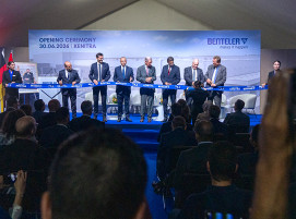 Von links nach rechts: Hicham Belayachi (Werksleiter Kenitra, BENTELER Automotive Components), Matthias Siemer (Managing Director & President EU und MENA, BENTELER Automotive Components), Ryad Mezzour (Minister für Industrie und Handel des Königreichs Marokko), Hubertus Benteler (Vorsitzender des Aufsichtsrats, BENTELER Gruppe), Abdelhafid El Baghdadi (Generalsekretär der Provinz Kenitra), Thomas Glynn (Chief Financial Officer, BENTELER Gruppe), Stefan Bantle (Geschäftsträger a. i. und Leiter des Wirtschaftsbüros der deutschen Botschaft in Rabat).