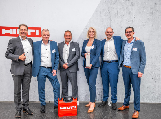Auf dem Foto (v.l.n.r.): Martin Matheis (Lead Byer Steel Hilti) Martin Graus (Leiter Qualitätswesen Kaltstauchdraht / Federstahl / Automatenstahl Saarstahl) Lars Willmes (Head of Sales QWR Saarstahl) Dr. Nadine Artelt (Sales Director Saarstahl) Luigi Fierro (Head of Procurement Hilti) Peter Rupp (Head of Corporate Sustainability Hilti)