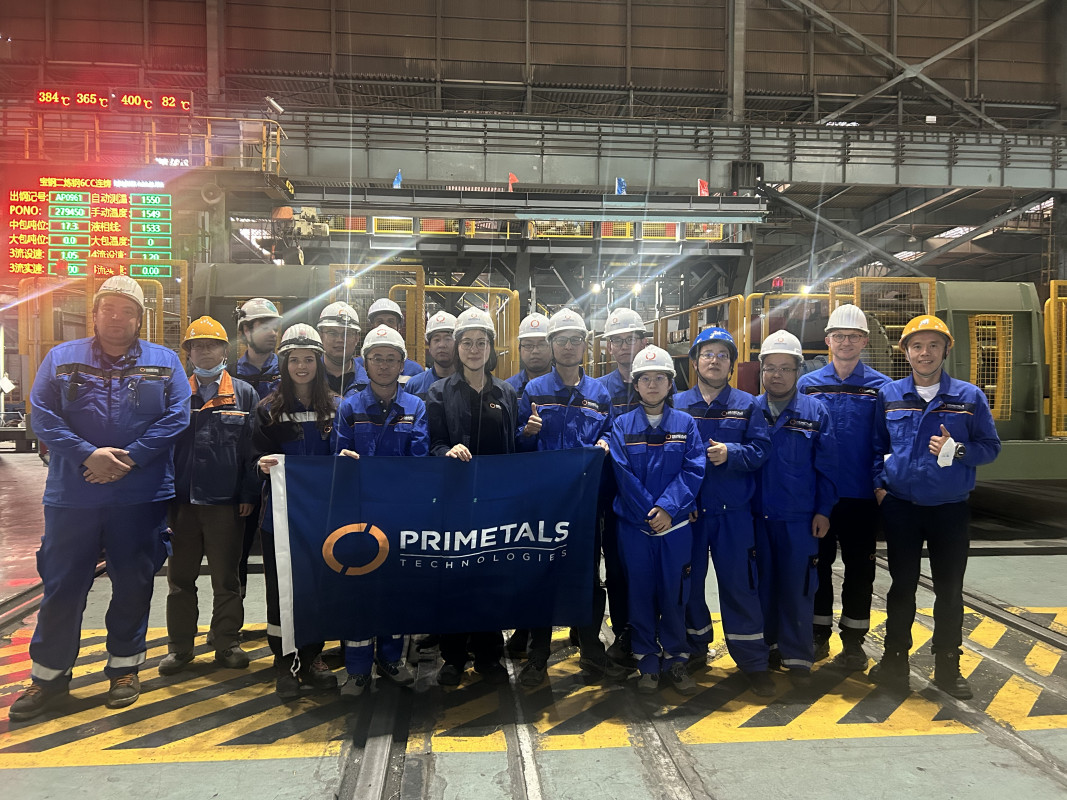 Ein Teil des Teams von Primetals Technologies feiert die erfolgreiche Inbetriebnahme der Gießmaschine Nr. 6 im Baosteel-Werk in Shanghai. - Photo: Primetals