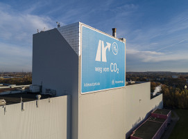 thyssenkrupp Steel nimmt die Ausfahrt: Weg vom CO2, hin zum Wasserstoff. Dieser Strategie verleiht ab morgen ein rund 1.400 m² großes Plakat an der Feuerbeschichtungsanlage 7 (FBA 7) in Bochum Ausdruck.