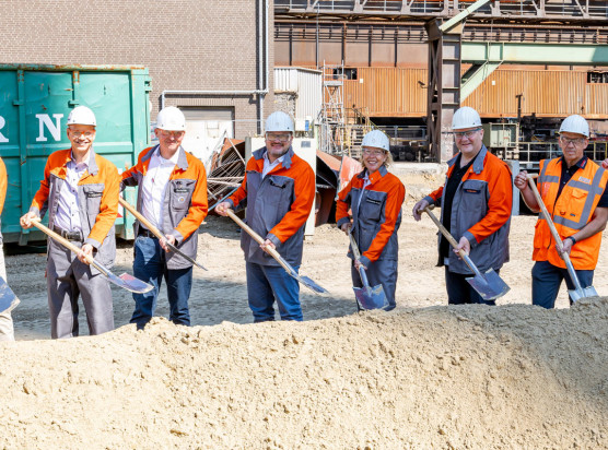 Der Spatenstich für den Bau des neuen Hubbalkenofens auf dem Gelände der Salzgitter Flachstahl GmbH ist erfolgt