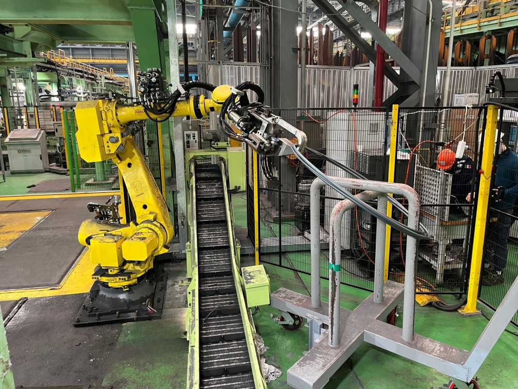 TrimRob – autonomer Roboter von Primetals Technologies und Polytec zum Besäumen und Probenentnehmen der Coils - Photo: Primetals Technologies