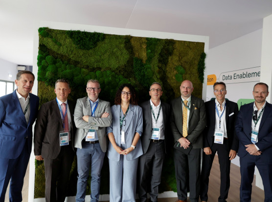 Caption (v.l.n.r.): François Pillavoine, Chief Sale Officer, tk accelis Supply Chain Solutions France; Etienne Merlin, Aerospace Purchasing, Supply-chain & ICR Manager, SKF Groupe; Michel Pereira Aerospace Category Manager Europe, SKF Groupe; Donia Aubert, Key Account Manager, tk accelis Supply Chain Solutions France; Emmanuel Soubigou CEO, tk accelis Supply Chain Solutions France ; Gary Lowe, Chief Executive Officer Aerospace, tk accelis Supply Chain Solutions; Ivan Bourgeois, Aerospace Purchasing Manager Europe, SKF Groupe; Simon Davies, Commercial Director, tk accelis Supply Chain Solutions UK