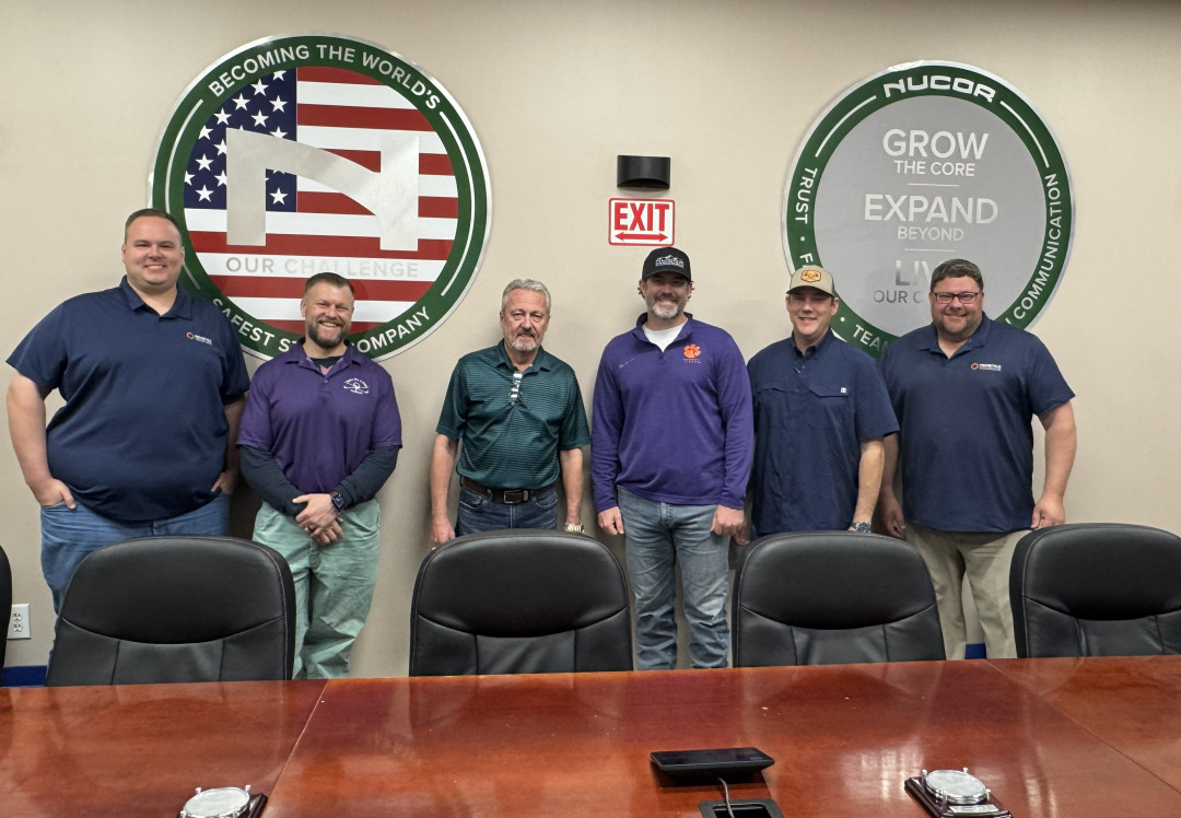 Vertreter von Primetals Technologies und Nucor Decatur, von links: Jeremy Floyd, Senior Engineer at Primetals Technologies USA; Adam Horrex, Melt Shop Manager; Mike Jacques, Senior Business Sub-Segment Manager; JD Melton, Maintenance & Engineering Manager; Matt Brooks, General Manager — all with Nucor Decatur — and Mark Corzine, Director of Metallurgical Services at Primetals Technologies USA. - Photo: Primetales Technologies