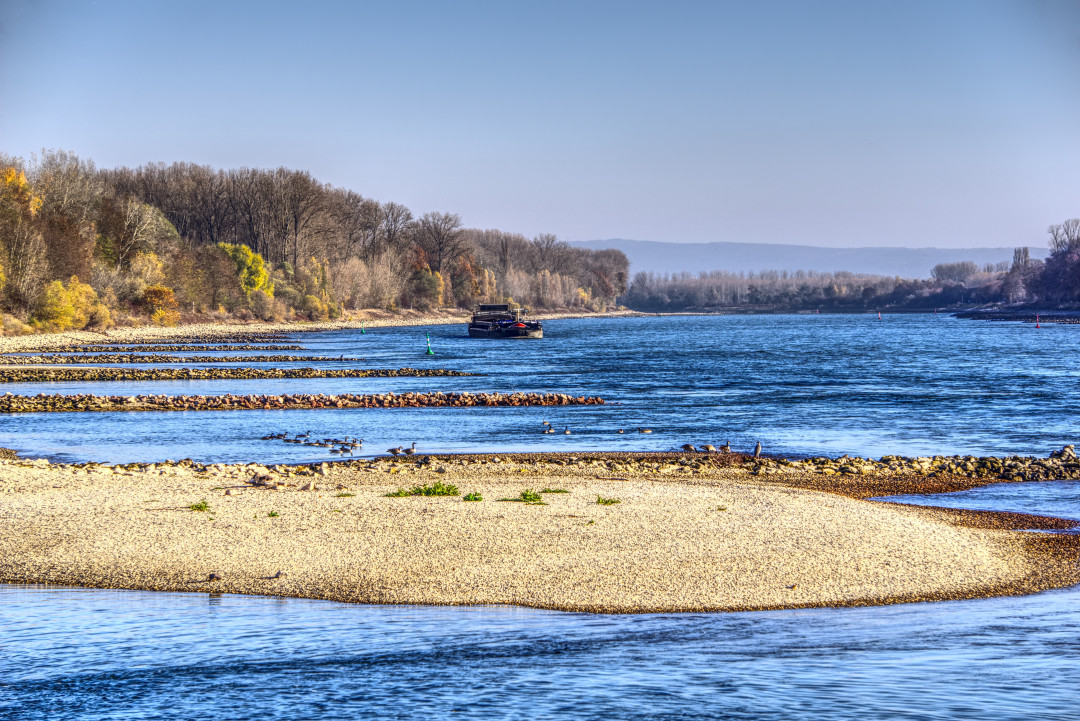 Der Rhein ist essenziell für die Rohstoffversorgung der Stahlindustrie. - Photo: pixabay
