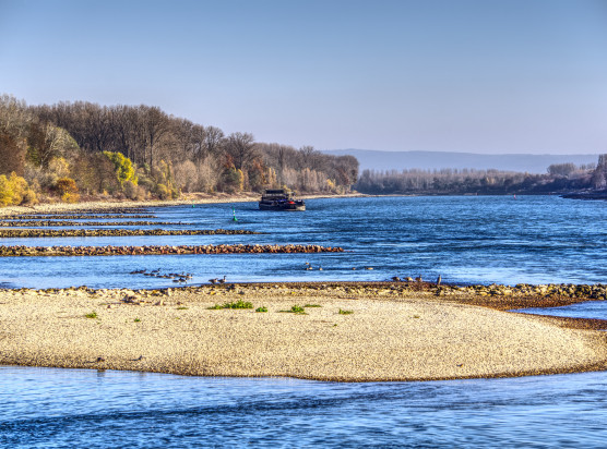Der Rhein ist essenziell für die Rohstoffversorgung der Stahlindustrie.