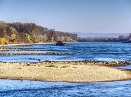 Der Rhein ist essenziell für die Rohstoffversorgung der Stahlindustrie.