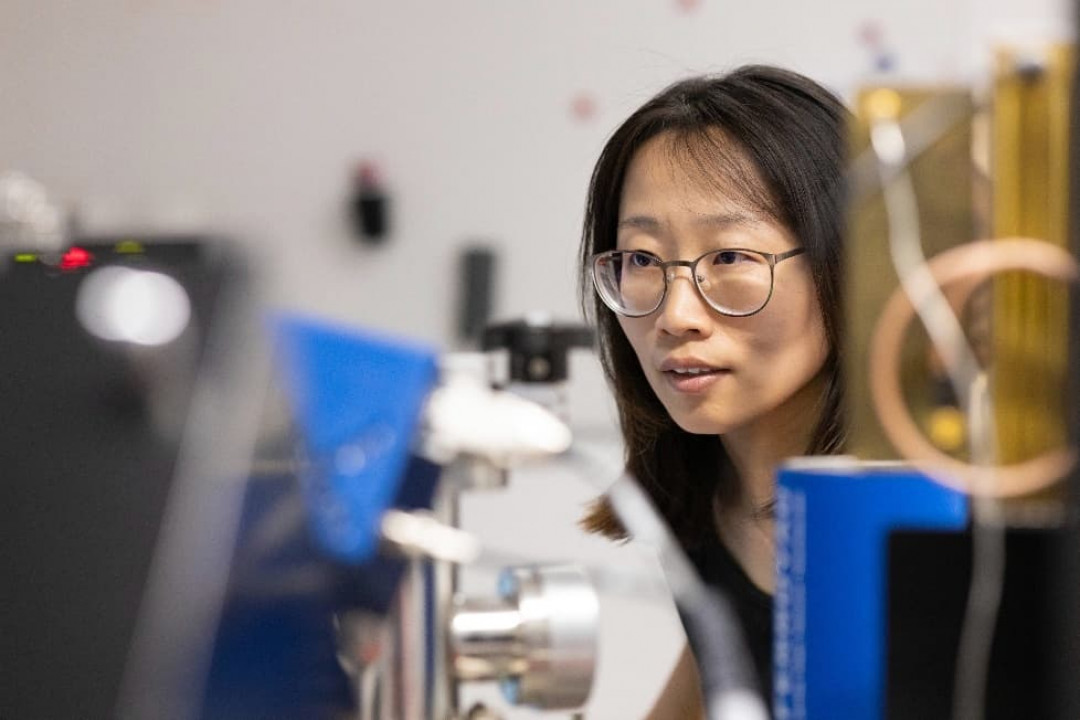Mit Hilfe der Atomsonde untersuchte Xizhen Dong, eine der Erstautorinnen der Studie und Postdoktorandin am Max-Planck-Institut für Nachhaltige Materialien, wie sich Wasserstoff bei erhöhten Temperaturen auf Nickelbasis-Superlegierungen auswirkt. Solche Legierungen werden unter anderem für Turbinenschaufeln in Gasturbinen und Flugzeugen eingesetzt. - Photo: Max-Planck-Institut für Nachhaltige Materialien GmbH