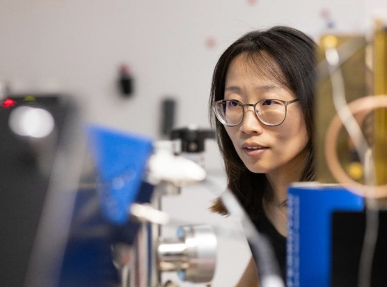Mit Hilfe der Atomsonde untersuchte Xizhen Dong, eine der Erstautorinnen der Studie und Postdoktorandin am Max-Planck-Institut für Nachhaltige Materialien, wie sich Wasserstoff bei erhöhten Temperaturen auf Nickelbasis-Superlegierungen auswirkt. Solche Legierungen werden unter anderem für Turbinenschaufeln in Gasturbinen und Flugzeugen eingesetzt.