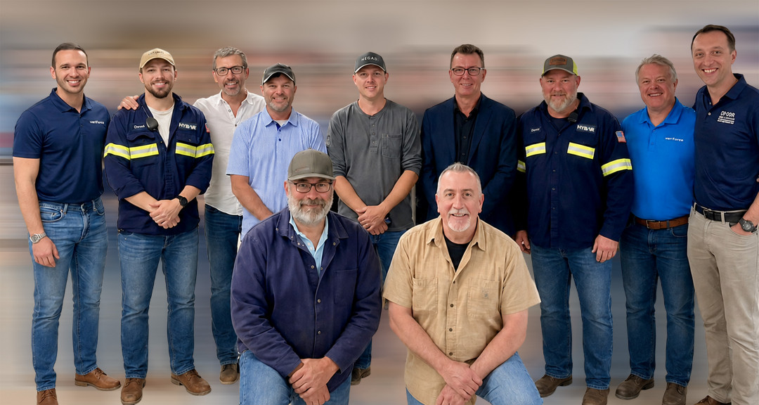 Von links: Luca Spaziani (SMS group), Chandler Ault (Hybar LLC), Filippo Verlezza (SMS group), John Moore (Hybar LLC), Shaun Nagy (Hybar LLC), Andrea Gallina (SMS group), Brett Doolittle (Hybar LLC), Mario Fabro (SMS group), Carlo Cascino (SMS group) Vorne von links: Sam Fowler (Hybar LLC), Dave Rigby (SMS group) - Bild: SMS group