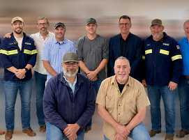 Von links: Luca Spaziani (SMS group), Chandler Ault (Hybar LLC), Filippo Verlezza (SMS group), John Moore (Hybar LLC), Shaun Nagy (Hybar LLC), Andrea Gallina (SMS group), Brett Doolittle (Hybar LLC), Mario Fabro (SMS group), Carlo Cascino (SMS group) Vorne von links: Sam Fowler (Hybar LLC), Dave Rigby (SMS group)