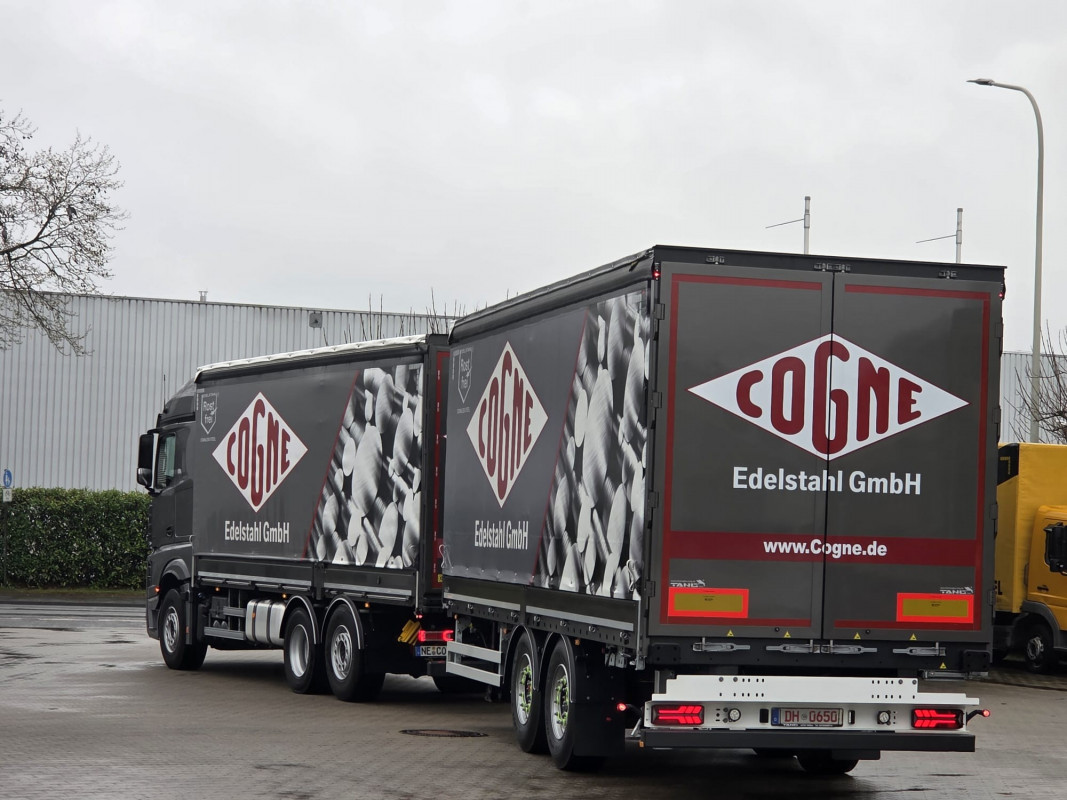 Seit wenigen Monaten ergänzt ein neuer 2-Achs-Tandemanhänger die Lkw-Flotte der Cogne Edelstahl GmbH in Stuhr. - Bild: Cogne Edelstahl GmbH
