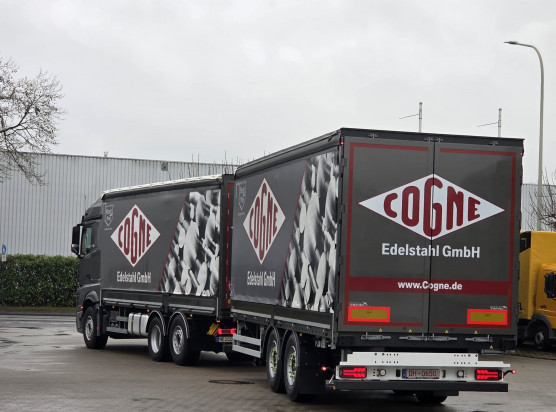 Seit wenigen Monaten ergänzt ein neuer 2-Achs-Tandemanhänger die Lkw-Flotte der Cogne Edelstahl GmbH in Stuhr.