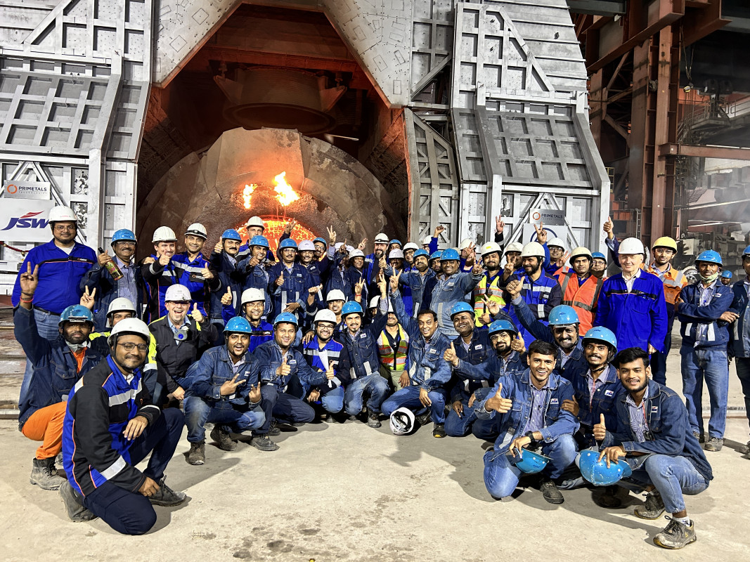 Ein Teil des Projektteams von Primetals Technologies und JVML vor einem der LD-Konverter. - Bild: Primetals Technologies